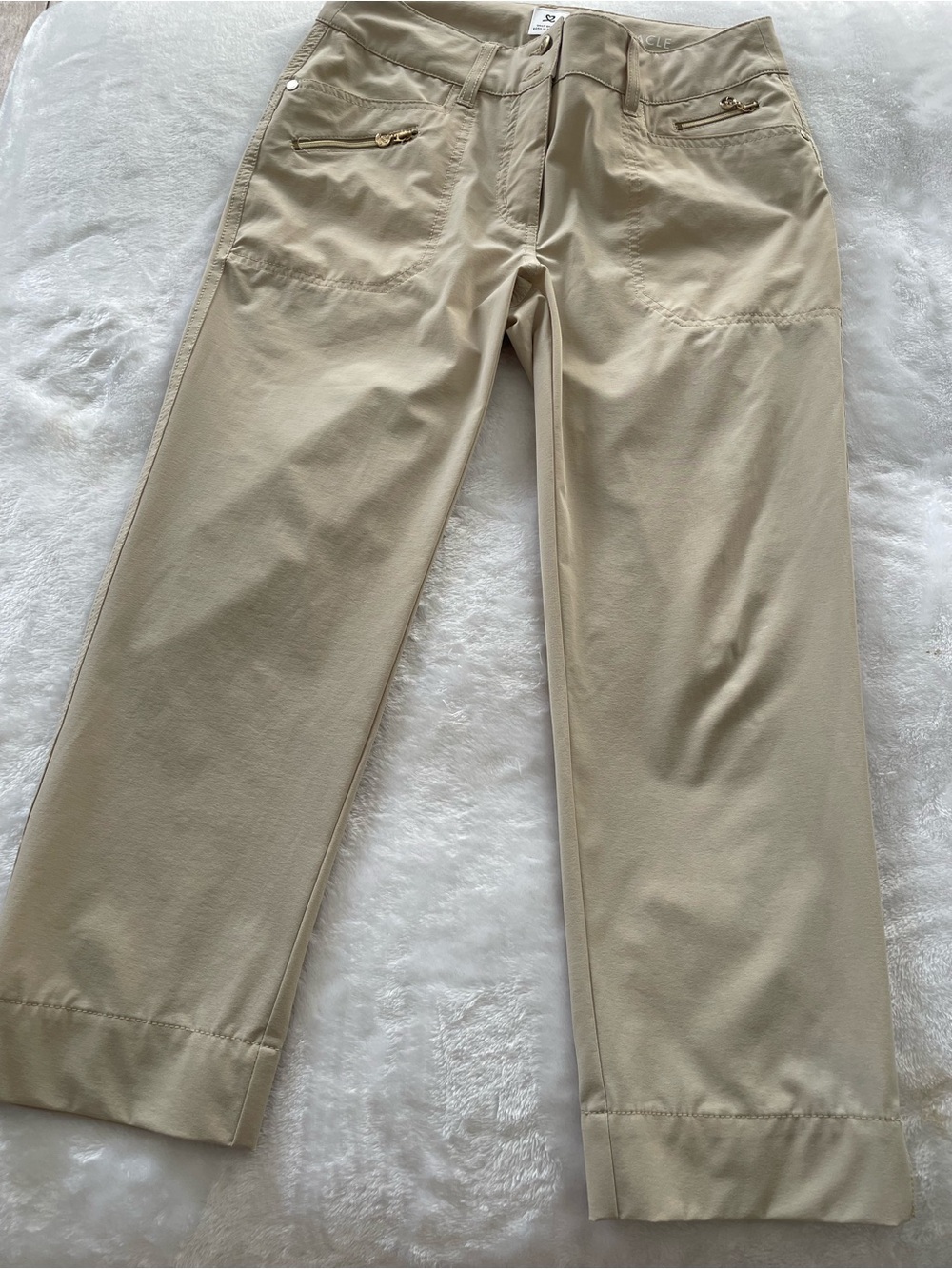 Daily Sports Sz 4 tan beige miracle golf pants Capri gold accents 23” Inseam EUC